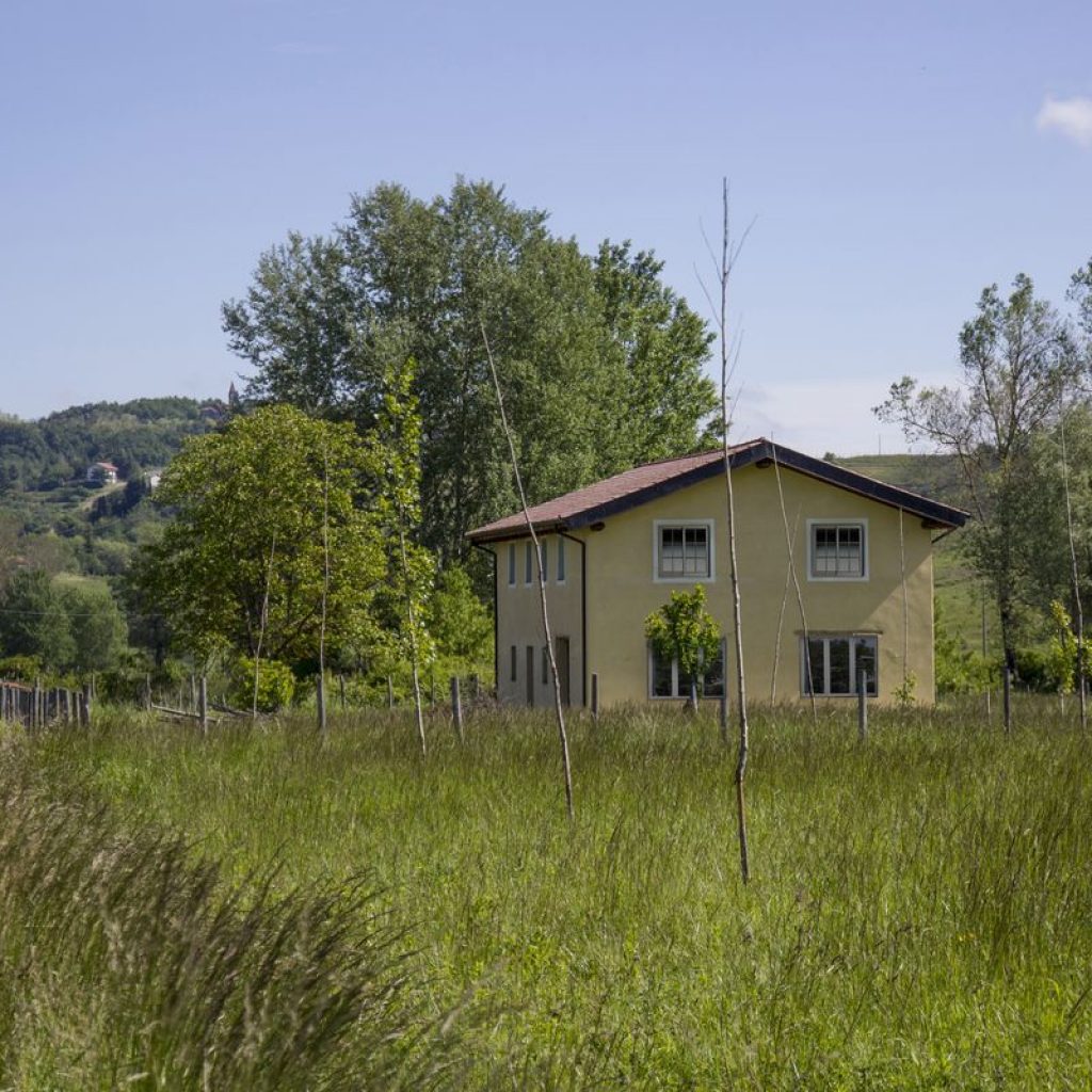 This property is located about a Km from the village of Cassinelle, in the plain of Pobiano. The land, 4000 sqm is flat and enjoys excellent sun exposure. Currently the house is to be completed, which allows you to choose the interior layout and finishes. The attic and ceilings are made of wood.