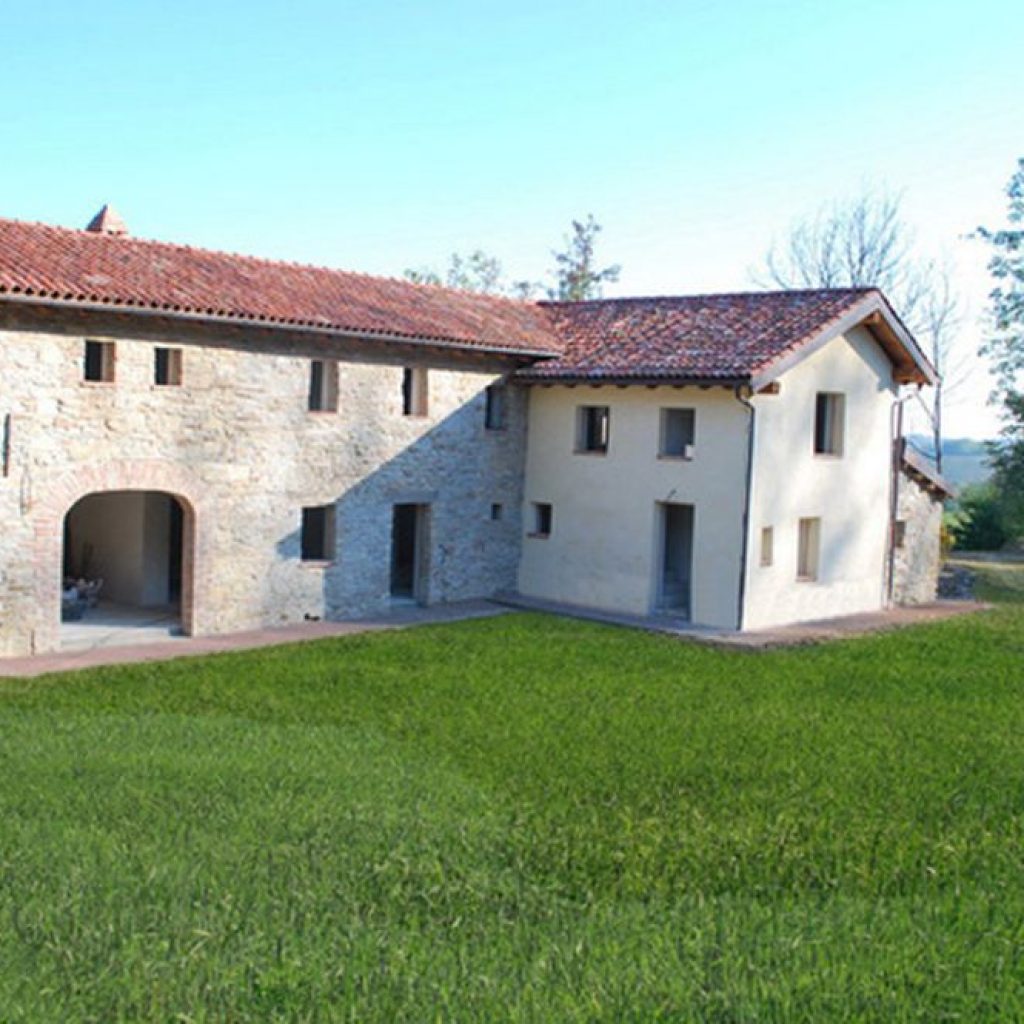 A classic stone farmhouse, now restored retaining the charrn of the past inclucling a cellar, and attic with ceilings made out of wood. You enjoy a splendid view of the castles of the neighbouring villages. The garden, which is approximately 1500 sqm, is flat, with the rest of the land, comprised of meadows and woods, is slightly sloping. The charismatic 'farm' also has a well and is located about 1 km far from the village of Morsasco, and 15 minutes far from the motorway A26 Ovada.