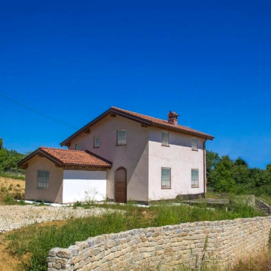 A three cottage complex realized by Villa Paganini srl in Rocca Grimalda, South Piedmont, is in a panoramic, sunny ancl really pleasant residential area (6 Km. from Ovada and 1.5 Km.
from Silvano d'Orba).
Each cottage offers 148 sqm floor area, a 90 sqm cellar/garage and a 1.000/1.200 sqm garden.
The external walls are partly stone ciad, the ceilings are realized in wood, with terracotta or wood floor coverings